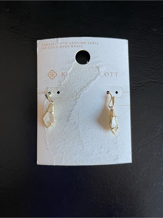 Kendra Scott Jewelry - Kendra Scott Gold and mother of pearl Drop Earrings.